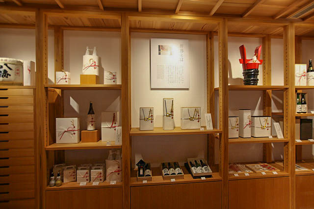 Inside Hachikura - Origata Gift wrapping central!