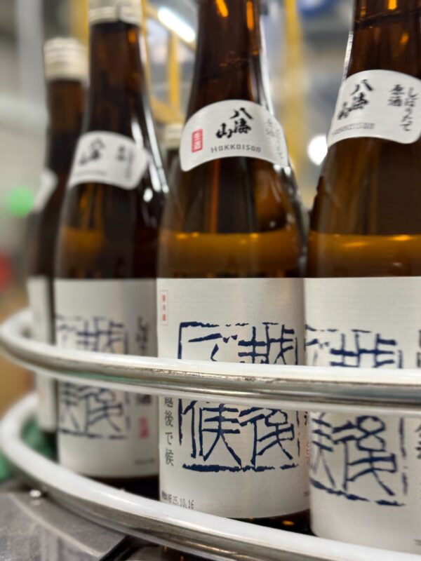 八海山 しぼりたて原酒 越後で候（青ラベル）を瓶詰め
